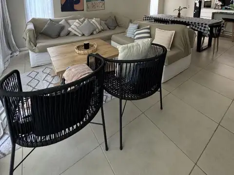 Casa 4 ambientes con 2 baños