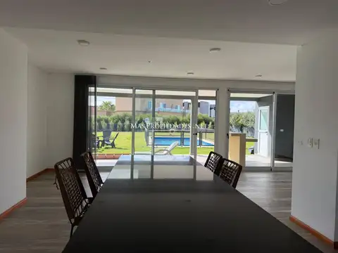 Casa en Alquiler con 2 cocheras