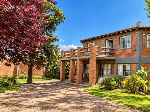 Casa 6 ambientes con 5 baños