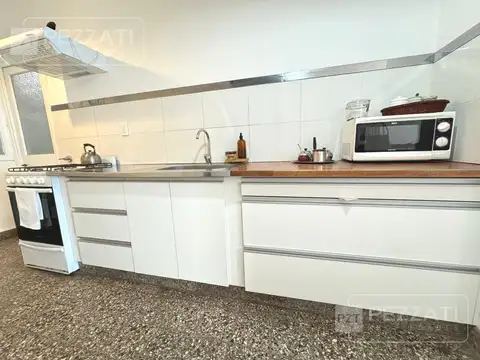 Departamento en  venta de 4 ambientes ubicado a metros del Shopping Los Gallegos. Totalmente recicla