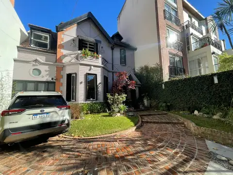 Casa en Venta con 3 cocheras