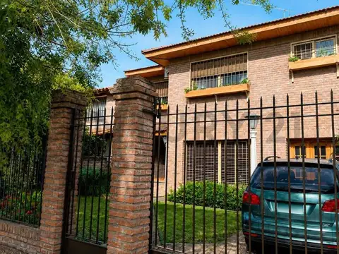 Exclusiva casa de 4 ambientes con pileta en el tradicional Barrio Inglés de Hurlingham | 250 m² cons