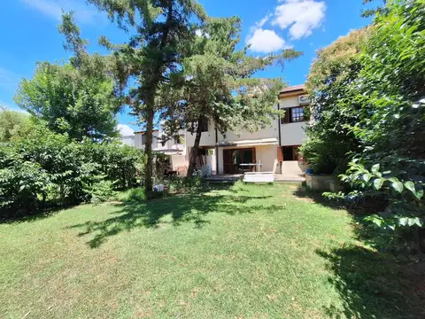 Casa en venta de 3 dormitorios con parque  - Manuel B Gonnet