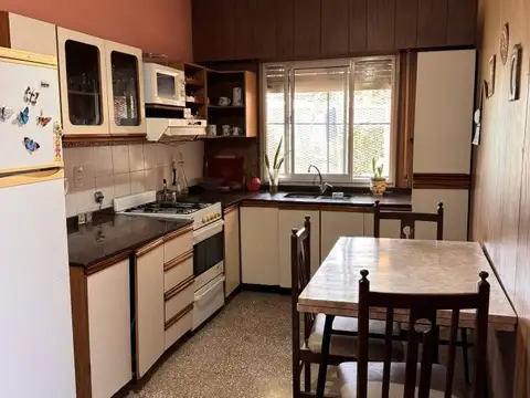 Casa 6 ambientes con 2 baños