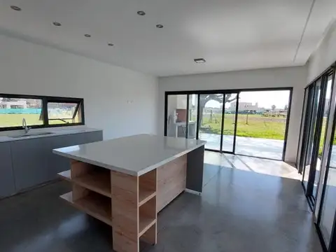 Casa 4 ambientes con 3 baños