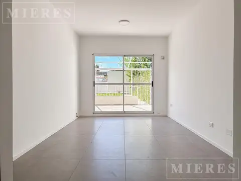 Departamento de 3 ambientes con enorme jardín propio  en el centro de San Fernando.