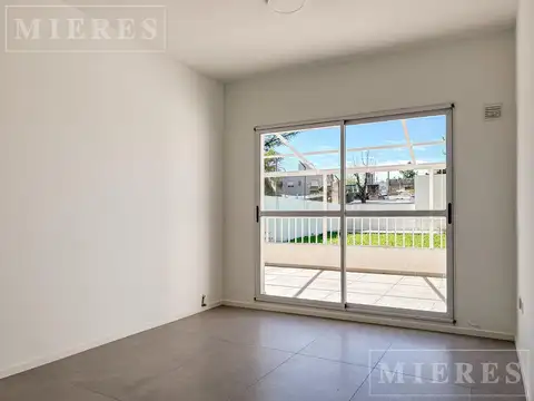 Departamento de 3 ambientes con enorme jardín propio  en el centro de San Fernando.