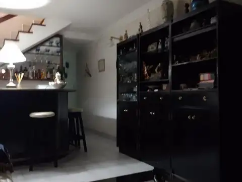 Casa 6 ambientes con 2 baños