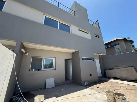 VENTA - CASA A ESTRENAR DE TRES DORMITORIOS CON PILETA - FUNES