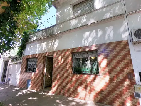 CASA 4 AMBIENTES. En lote propio para construir o refaccionar.