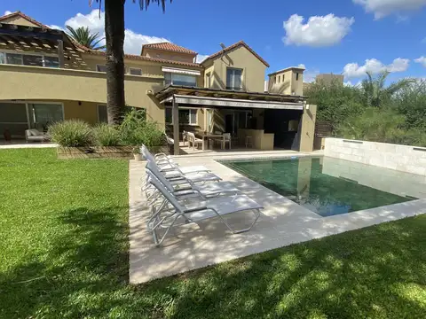 Casa 8 ambientes con 4 baños