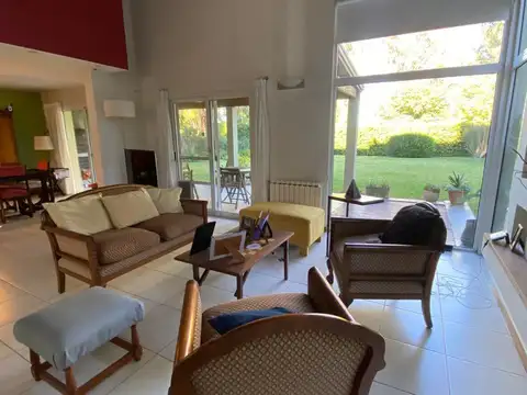 Casa 5 Ambientes en Los Jazmines Pilar del Este. Apta Crédito. Jardín y Galería.