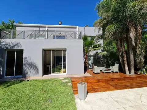 Casa en Venta con 2 cocheras