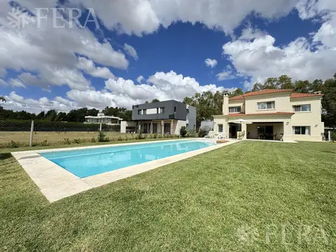Alquiler de casa 6 ambientes con piscina y cochera en Miralagos- La Plata