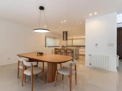 Casa 6 ambientes con 2 baños