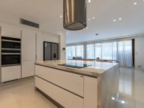 VENTA- CASA DE 4 DORMITORIOS CON PILETA, QUINCHO Y COCHERA DOBLE - KENTUCKY, FUNES
