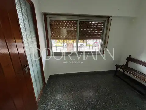 Casa 7 ambientes con 2 baños