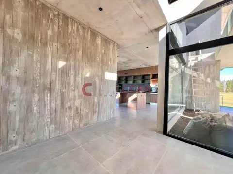 Casa en Venta con 6 cocheras