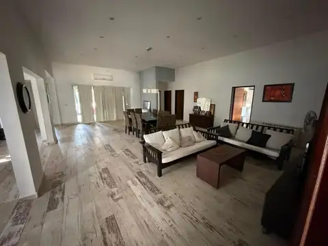 Casa en Venta con 3 cocheras