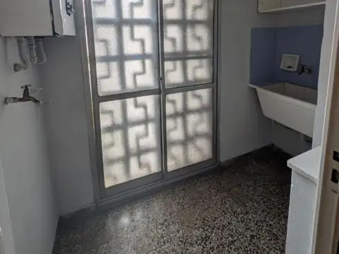 Departamento de 3 ambientes, 3º piso por escalera, RECICLADO A NUEVO