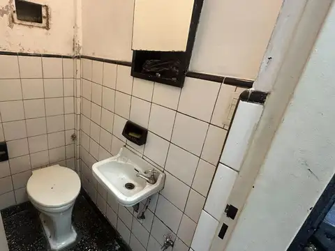 LOCAL COMERCIAL EXCELENTE UBICACION C/ PATIO Y BAÑO