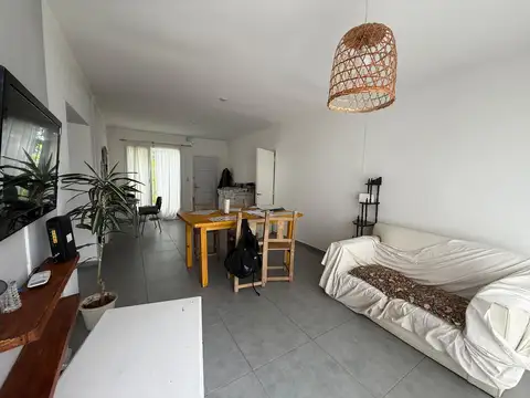 se VENDE casa 3 dorm, céntrica, General Roca, Río Negro