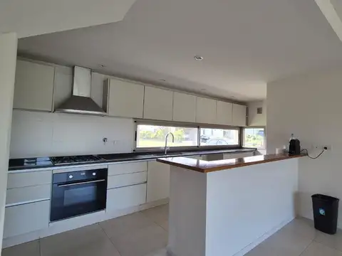 Casa 6 ambientes con 3 baños