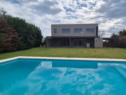Av de los Lagos