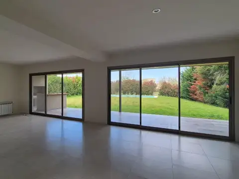 Casa en Alquiler con 4 cocheras