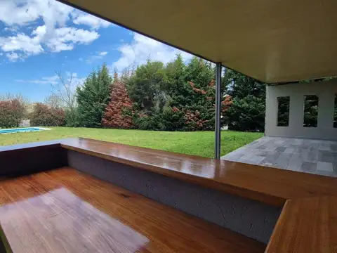 ALQUILER CASA RENOVADA JARDIN PISCINA EN CANTON ISLAS