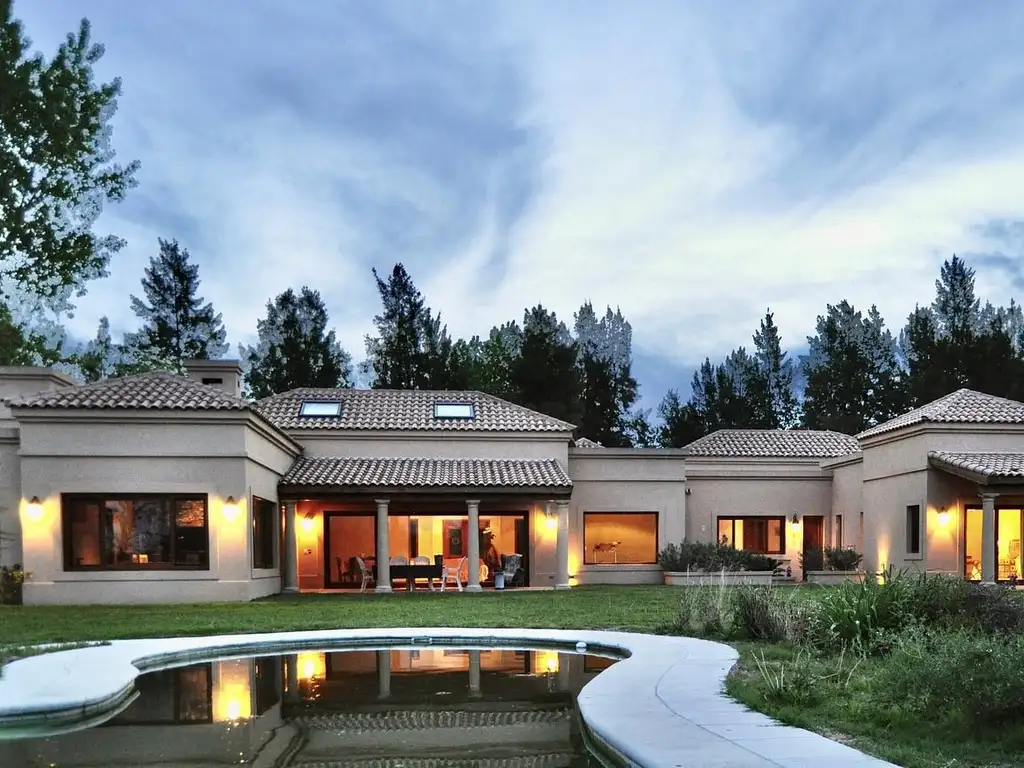 Casa - 260  m² Cubierta | 3 dormitorios | 3 baños | 7 ambientes | 2 cocheras | 1 toilette