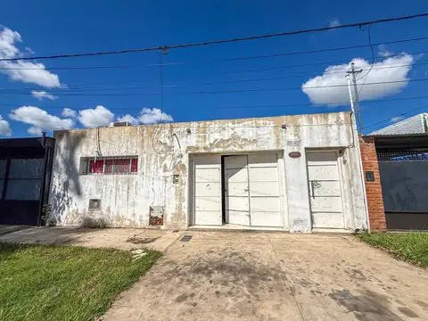 Venta casa de 2 dormitorios con patio y cochera Granadero Baigorria