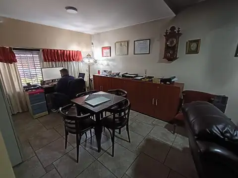 Casa 6 ambientes con 2 baños