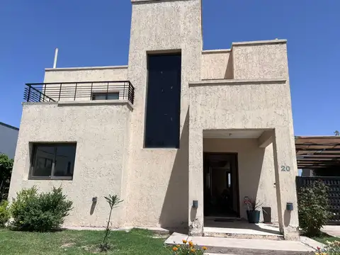 Se alquila hermosa casa en Barrio privado Ruca Olivia