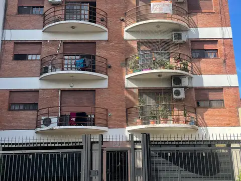 DEPTO 3 AMB CON COCHERA - FRENTE BALCON - BUEN ESTADO