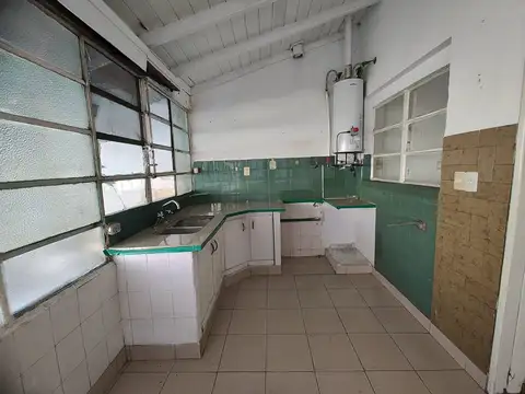 MUY LINDA ZONA, CHALET DE 3 AMB A REFACCIONAR