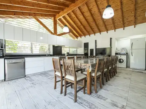 Casa 4 ambientes con 2 baños