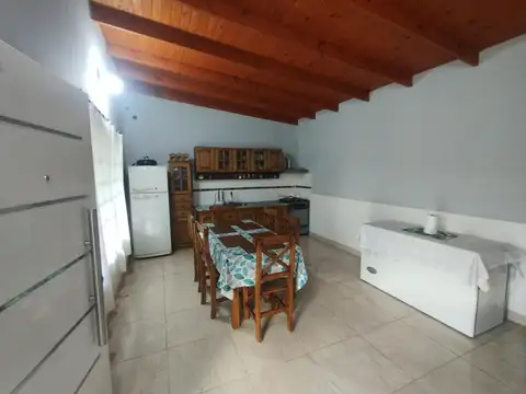 Casa 4 ambientes con 2 baños
