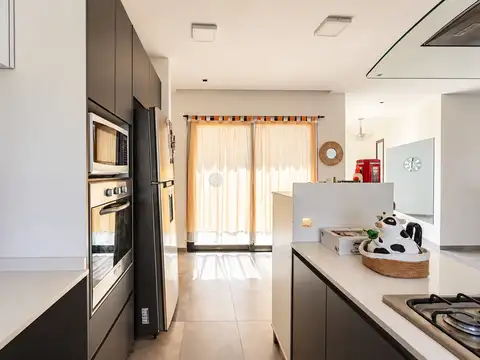 Casa en Venta con 4 cocheras