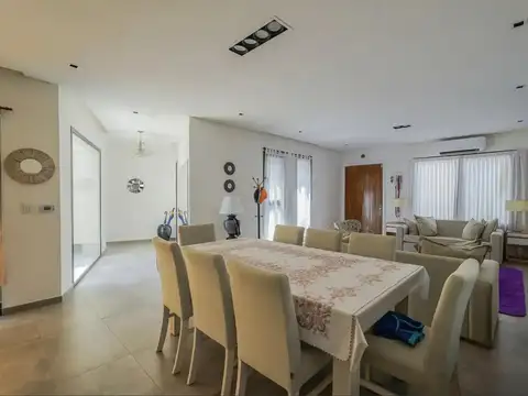 Casa en Venta con 4 cocheras