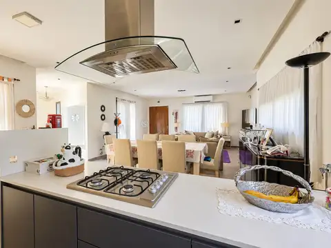 Casa 4 ambientes con 3 baños