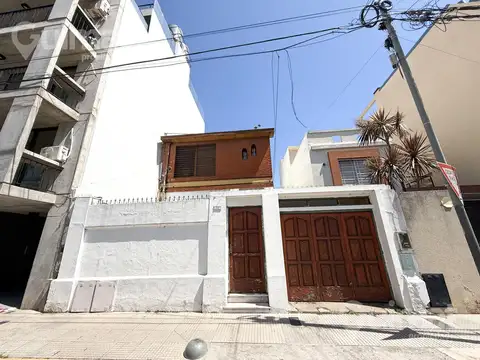 Casa en Villa Urquiza oportunidad ! Excelente ubicación  con potencial el lote para contruir