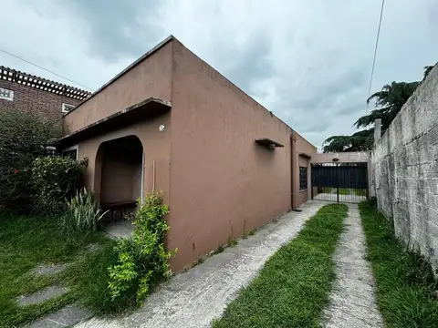 Venta de Casa con gran terreno de 10 x 49 mts - Morón