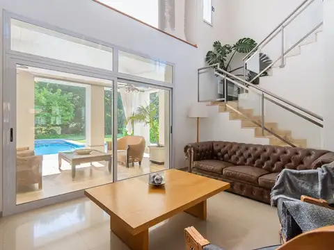 Casa en Venta con 3 cocheras