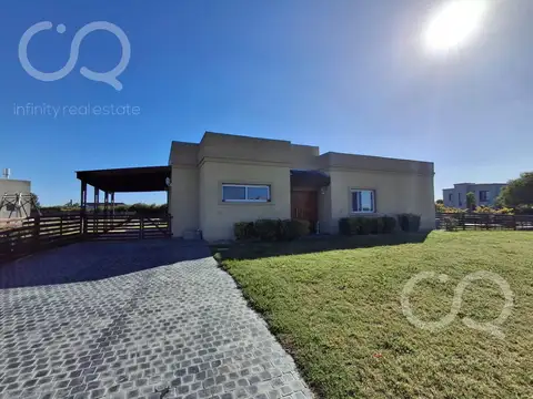 Casa en Alquiler con 3 cocheras