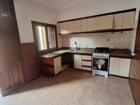 Casa en Alquiler con 2 cocheras
