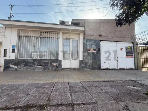Century21 López ofrece a la venta Casa con departamento independiente y gran Galpón techado.