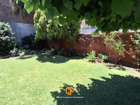 VENTA CASA 3 AMBIENTES CON PATIO, LAVADERO, GARAGE Y PARRILLA, APTO CRÉDITO EN CASEROS