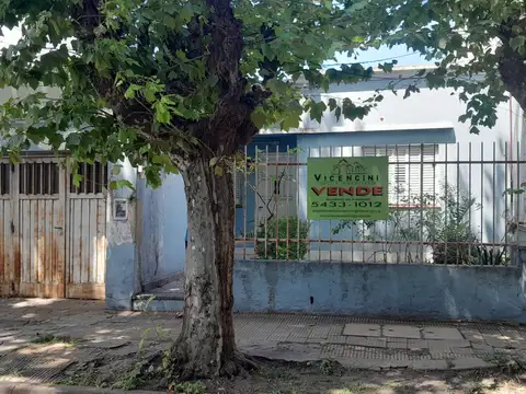 CASA EN EXCELENTE UBICACION CENTRICA DE CASEROS SOBRE LOTE 8,66X50,00 MTS