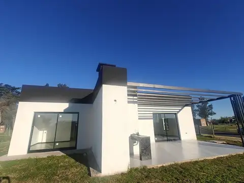 Casa 4 ambientes con 2 baños